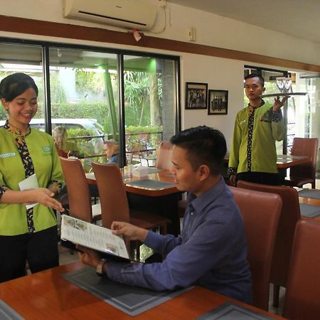 Hotel Grand Karawang Indah מראה חיצוני תמונה