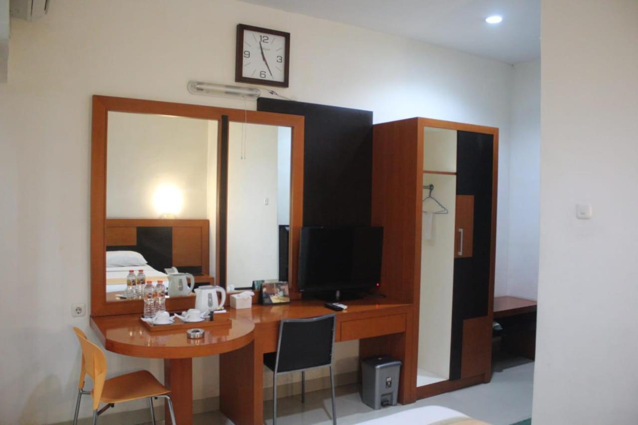 Hotel Grand Karawang Indah מראה חיצוני תמונה