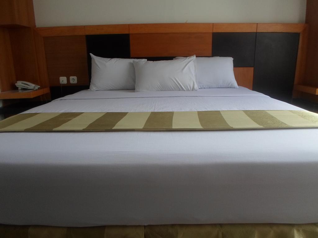 Hotel Grand Karawang Indah מראה חיצוני תמונה