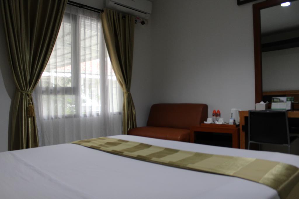 Hotel Grand Karawang Indah מראה חיצוני תמונה
