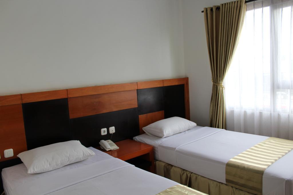 Hotel Grand Karawang Indah מראה חיצוני תמונה