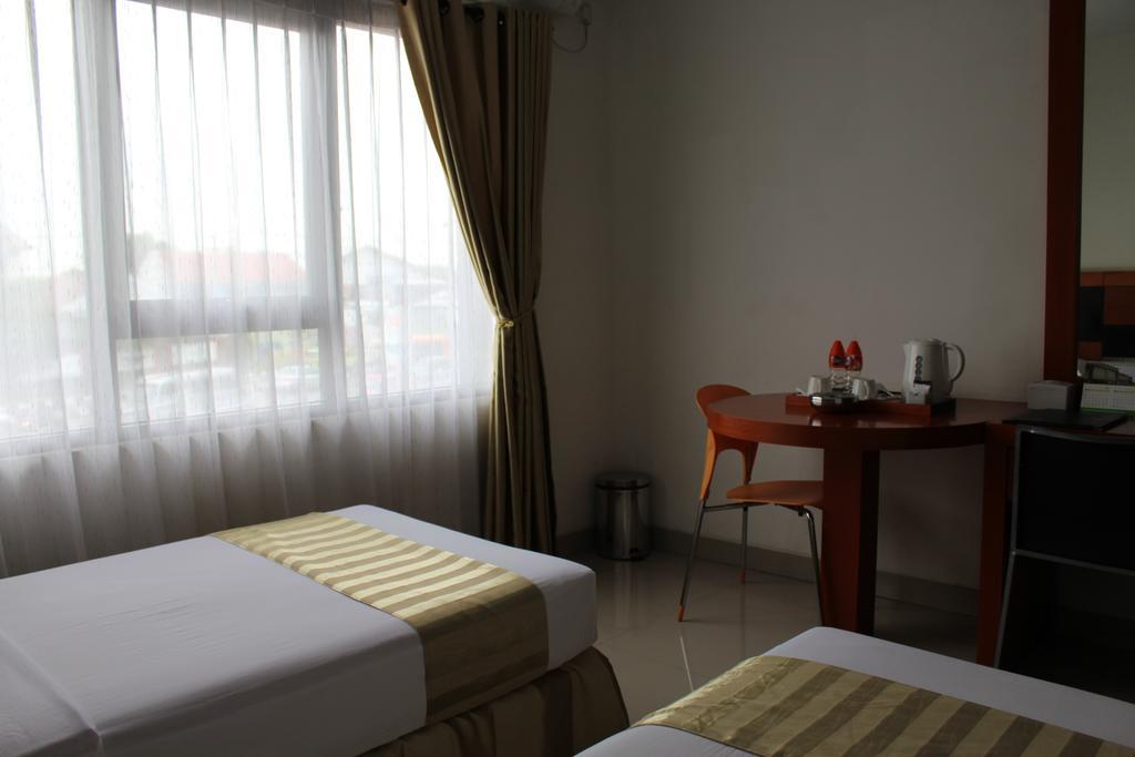 Hotel Grand Karawang Indah מראה חיצוני תמונה